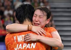 混合ダブルスで銅メダルを獲得し、渡辺勇太と喜ぶ東野有紗（右）＝２日、金野和彦撮影）