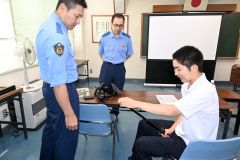 鑑識体験や訓練見学 池田警察署で個別採用説明会 6