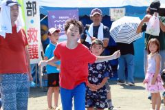 爆笑ライチ飛ばし、柱たいまつで盛り上がる　大樹・歴舟川清流まつり