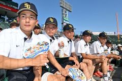 白樺学園が同時刻の試合観戦　元チームメートの健大高崎エースから刺激も