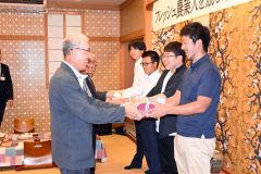 「食を支える職業に誇りを」新規就農者を激励　池田 2