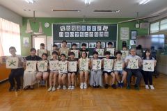 たたき染めに挑戦した清水町の視察団(前列)と八基小児童