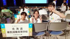 写真甲子園に出場した（左から）岡田さん、津村さん、茶木さん（光画同好会提供）