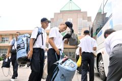 甲子園での応援に向けて出発した野球部員たち(10日午前11時半ごろ)