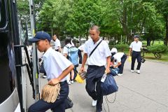 甲子園での応援に向けて出発した野球部(10日午前11時半ごろ)