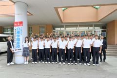 甲子園での応援に向けて出発した野球部(10日午前11時半ごろ)