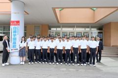 甲子園での応援に向けて出発した野球部(10日午前11時半ごろ)