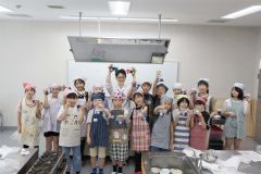 完成した「悪魔の卵」を手に笑顔を見せる子どもら(後列左から5人目が講師の浦木さん)