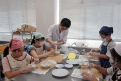 ラムネ作りに挑戦する子どもら(左から3人目が講師の浦木さん)