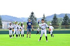 慶応大野球部が小中学生を指導　合宿地の幕別で教室