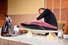 マグロ解体にくぎ付け 北海道ホテルで納涼祭 2