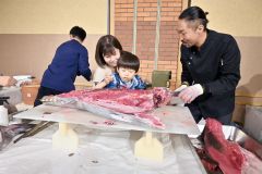 マグロ解体にくぎ付け 北海道ホテルで納涼祭 5