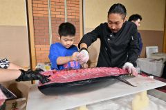 マグロ解体にくぎ付け 北海道ホテルで納涼祭 6