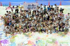 全身絵の具だらけでお絵描き楽しむ　画家の新宅さんが幕別でイベント