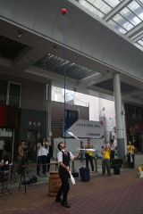 広小路の天井まで届きそうな棒を顎に立て、その先にボールを乗せてバランスを取りながらジャグリングする「エクストリーム芹川」