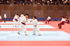 【男子団体戦】全道８強入りと強さを見せた帯広少年団男子。中堅の石黒剛琉（右、１年）は力強い技を仕掛ける