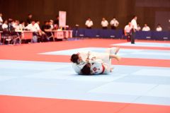 【女子団体戦決勝・西山道場―北柔会道場（上川）】主将としてチームの先頭に立ち、出場した試合すべてで勝利をつかんだ西山道場の酒井千春（左、３年）