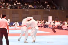 【男子団体戦】強豪・札幌八条と対戦。相手に劣らぬパワーで健闘した西山道場の佐藤宣也（右、２年）
