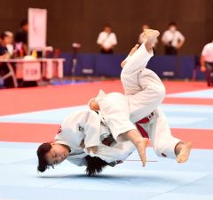 【女子団体戦決勝・西山道場―北柔会道場】西山道場の先鋒・酒井千春主将（左、３年）は内股で制す。酒井は主将として団体戦で出場した試合全てで勝利した