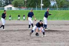 新チームが始動し、練習に励む白樺学園の選手たち