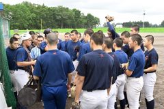 新チームが始動し、練習に励む白樺学園の選手たち。主将候補の大西遥斗（手前左）が選手たちに語りかける