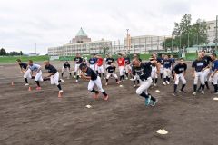 新チームが始動し、練習に励む白樺学園の選手たち