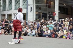 大道芸のパフォーマンスを楽しむ来場者（１４日、助川かおる撮影）