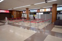 台風７号の影響で、帰省時期にも関わらず閑散とする空港出発ロビー
