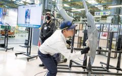 基本作業を匠のレベルまで高めて機械やＡＩに教育してこそ、高い工程品質が実現できる（写真はトヨタ提供。豊田市の貞宝工場でのプレゼンの風景）
