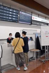 空席待ちカウンターで手続きをする客