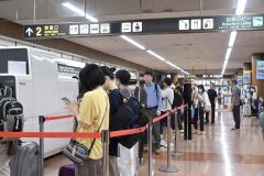 帰省客などで混み合うとかち帯広空港出発ロビー