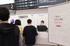 設けられた空席待ち専用カウンターで手続きする乗客