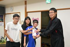 寄付金を贈呈した伊賀会長（右）