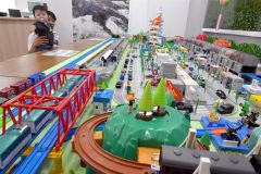 道の駅に設置されたジオラマを楽しむ子ども