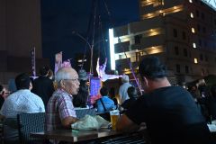 ビールを片手に音楽やパフォーマンスを楽しむ来場者