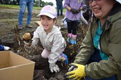 鬼頭さん方の畑でジャガイモの収穫を楽しむ親子ら