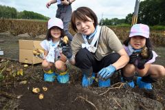 鬼頭さん方の畑でジャガイモの収穫を楽しむ親子ら