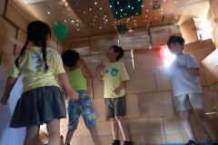 星のように天井から光が漏れる基地の中で遊ぶ子どもたち（助川かおる通信員撮影）