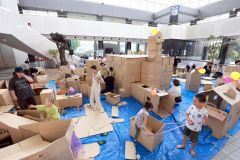 家族連れでにぎわう会場（助川かおる通信員撮影）