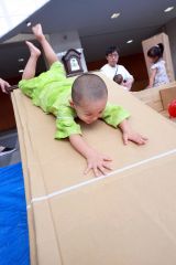 滑り台で歓声を上げて遊ぶ子ども（助川かおる通信員撮影）