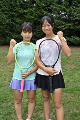 女子１６歳以下の２種目に出場する三崎心愛（右）と同ダブルスに出る宮本陽稔