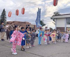 元気良く盆踊りを楽しむ子どもたち