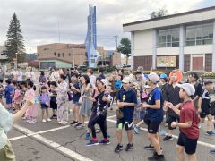 元気良く盆踊りを楽しむ子どもたち