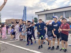 元気良く盆踊りを楽しむ子どもたち