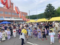 元気良く盆踊りを楽しむ子どもたち