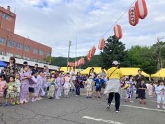 元気良く盆踊りを楽しむ子どもたち