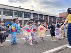 元気良く盆踊りを楽しむ子どもたち