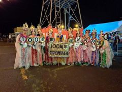 仮装盆踊り大会で優勝した「魅せられて消防団」