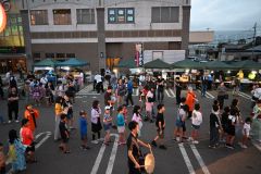 盆踊りを楽しむ来場者ら