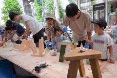 木製の椅子づくりに挑む参加者